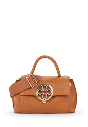 Piccola borsa a mano in pelle color cuoio con manico superiore, tracolla regolabile e fermaglio rotondo dorato decorativo con motivo floreale traforato.