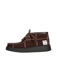 Bruine geruite enkelboot van wol met een leren afwerking, voorzien van een ronde neus, zwarte rubberen zool en een decoratieve strik.