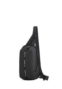Borsa a spalla nera in materiale resistente all'acqua, con forma curva, tracolla regolabile e una cerniera frontale con dettagli del marchio.