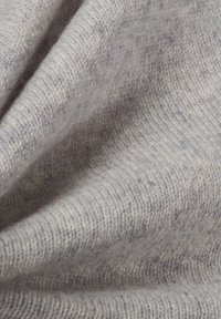 Hellgrau gestrickter Stoff mit einer weichen, strukturierten Oberfläche. Dezentes gesprenkeltes Muster verstärkt die Tiefe. Flexible, fließende Qualität ist deutlich erkennbar.