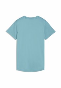 Απλή κοντομάνικη μπλούζα σε ανοιχτό μπλε χρώμα, εμφανίζεται από πίσω σε λευκό φόντο.