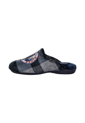 Zapatilla suave de cuadros azules y grises con forro de piel y un emblema redondo en la parte superior, diseñada para la comodidad en interiores y fácil de poner.