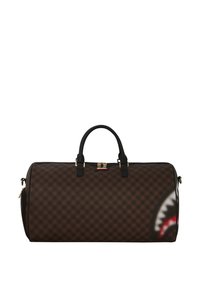 Bolsa de viaje de cuadros marrones con detalles en piel negra, herrajes dorados y un gráfico prominente de un tiburón en un lado. Cierre con cremallera y asas dobles.