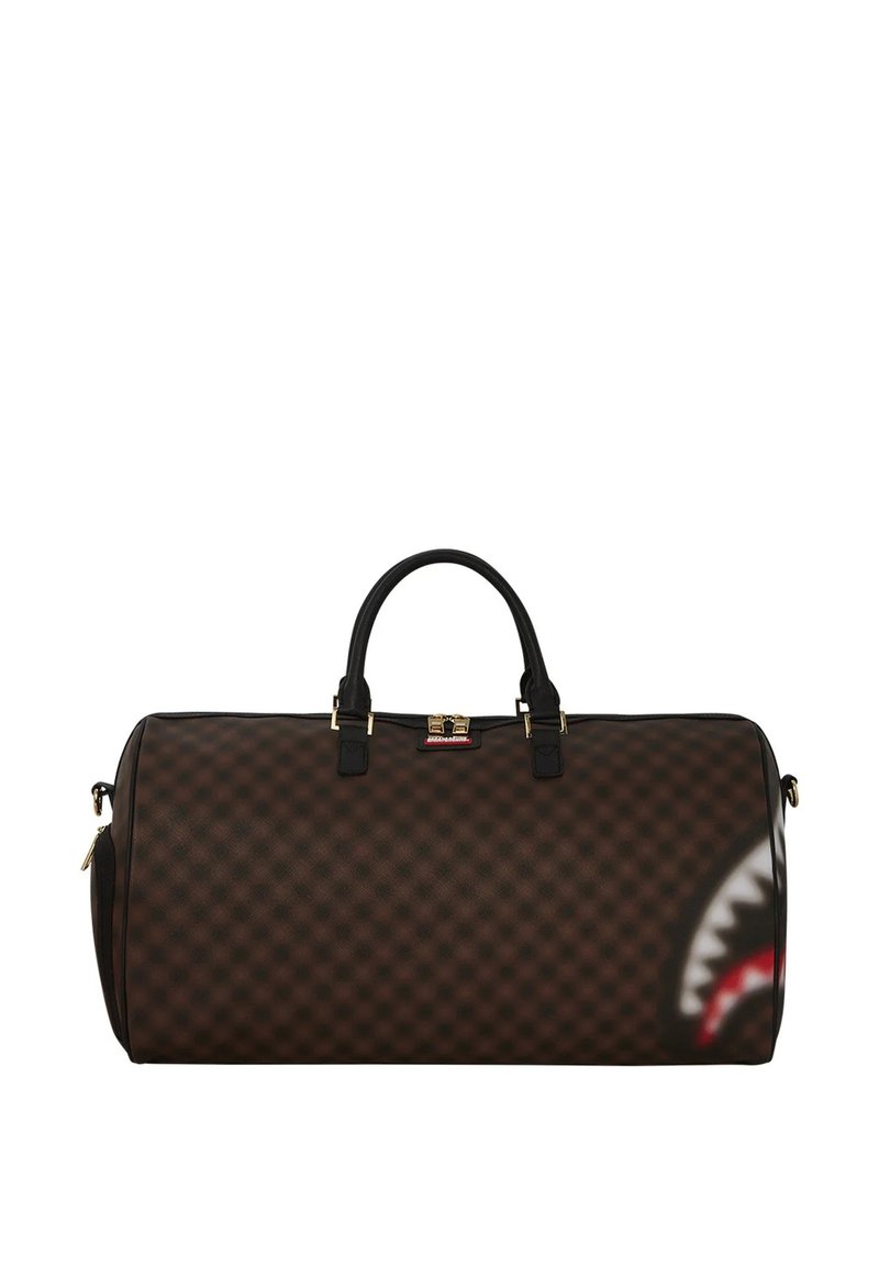 Bolsa de viaje de cuadros marrones con detalles en piel negra, herrajes dorados y un gráfico prominente de un tiburón en un lado. Cierre con cremallera y asas dobles.