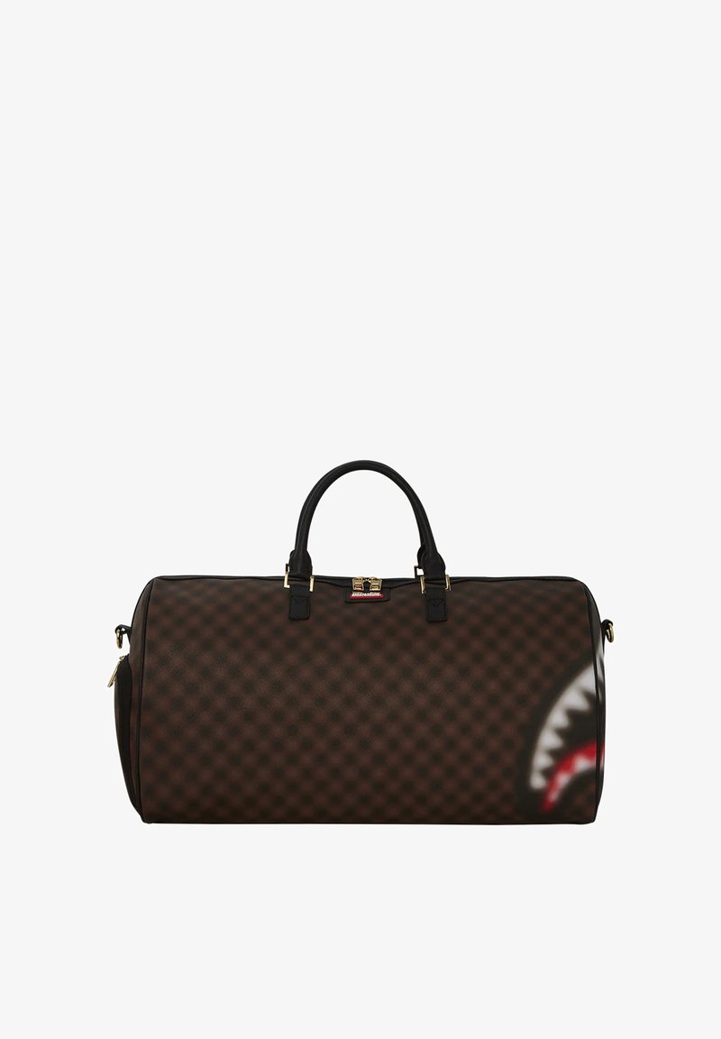 Bolsa de viaje de cuadros marrones con detalles en piel negra, herrajes dorados y un gráfico prominente de un tiburón en un lado. Cierre con cremallera y asas dobles.