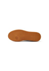 Suela de un zapato con un material de goma texturizado en color marrón y un patrón cuadrado, que proporciona agarre y estabilidad.