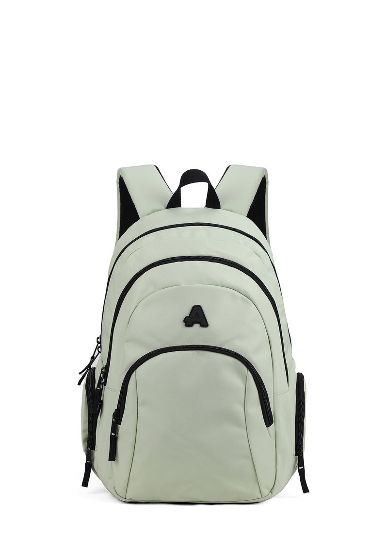 Zaino verde chiaro con zip e dettagli neri. Presenta spallacci imbottiti, diversi scomparti e una maniglia superiore per il trasporto.