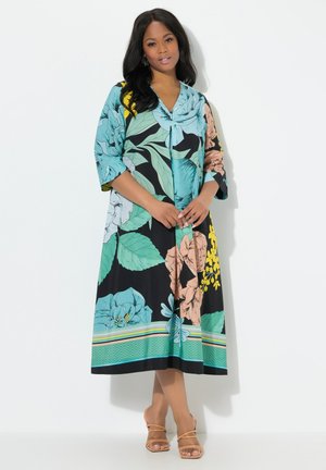 Blumenkleid im Maxiformat mit einer Farbgebung aus Türkis, Schwarz und Pink. V-Ausschnitt, Dreiviertelärmel und ein Saum mit horizontalen Streifen.