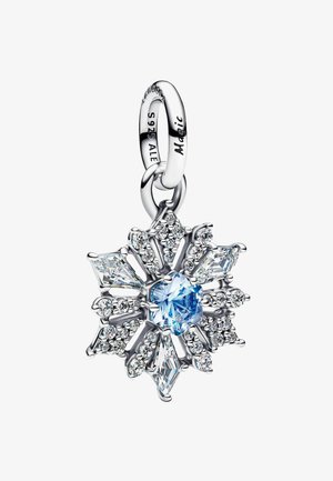 Charm en forme de flocon de neige en argent, avec une pierre centrale bleu clair et plusieurs cristaux transparents ; design détaillé avec des pointes aiguës et une finition lisse.
