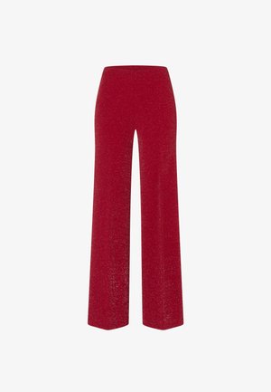 Hochsitztende rote weite Hosen mit einer subtilen glitzernden Textur, auf einem weißen Hintergrund präsentiert.