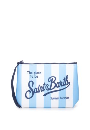 Piccola pochette rettangolare a righe blu e bianche con cerniera e cinturino da polso, con la scritta "The place to be Saint Barth Summer Paradise" sulla parte anteriore.