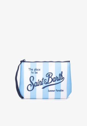 Klein rechthoekig blauw-wit gestreept rits etui met polsbandje, met de tekst "The place to be Saint Barth Summer Paradise" aan de voorkant.