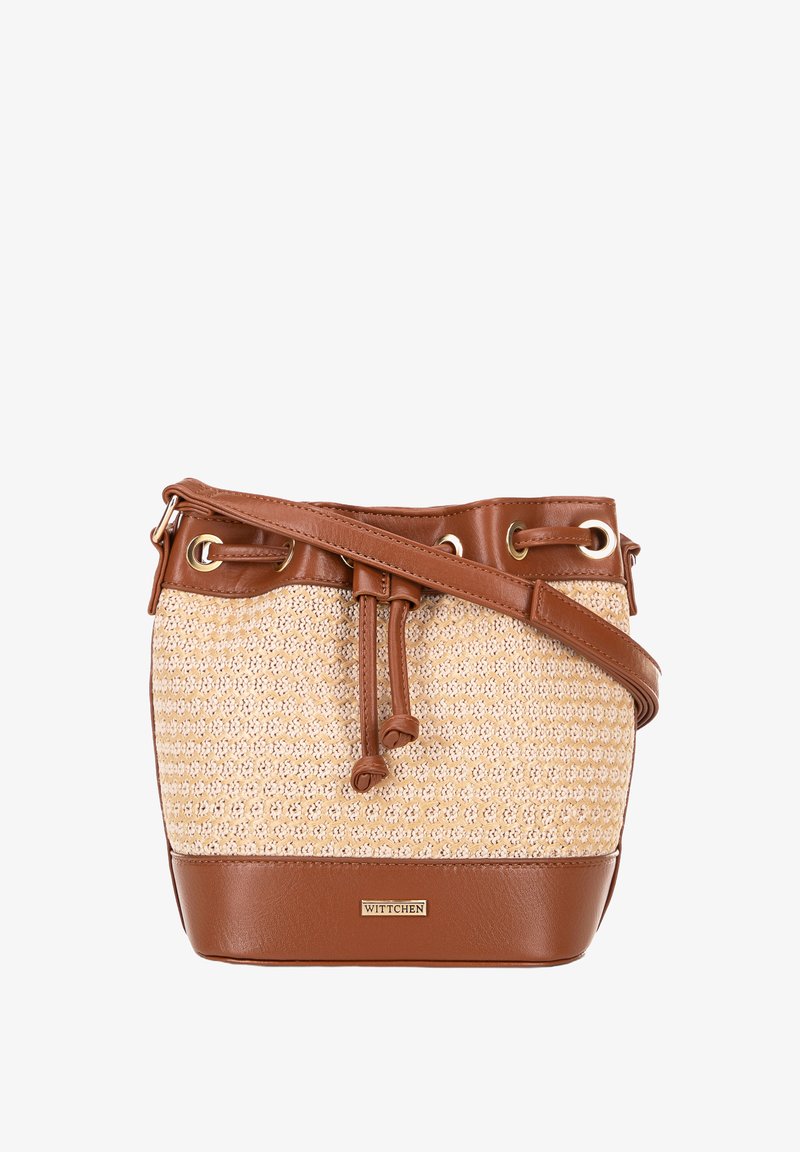 Sac seau en matériau tressé crème avec des accents en cuir marron, doté d'une fermeture à cordon et d'une sangle réglable. Détails en matériel doré.