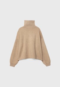 Beżowy sweter z golfem o luźnym kroju, z prążkowanymi mankietami i krótkim fasonem. Miękka faktura o gładkim wykończeniu oraz minimalistyczny styl.