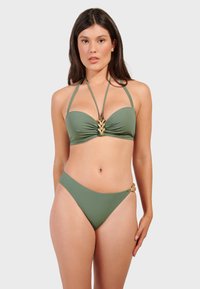 Zestaw bikini w oliwkowym zielonym kolorze, zawierający usztywniony top bandeau z detalem w formie skrętu i złotym akcentem, zestawiony z wysokim stanem dolnych części kostiumu o podobnej teksturze.