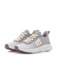 Zapatillas deportivas ligeras que presentan una parte superior de malla gris y blanca con acentos y cordones beige, una suela acolchada y un diseño flexible.