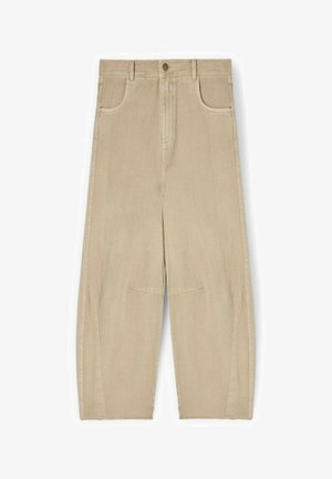 Pantalones beige de pierna ancha y cintura alta con bolsillos delanteros, trabillas para cinturón, cierre de botón y detalle de dobladillo sin rematar y corto.