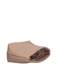 Borsa in pelle beige intrecciata con design piegato, dotata di un interno liscio e discreti dettagli in oro sulla cerniera. Texture morbida e forma strutturata.