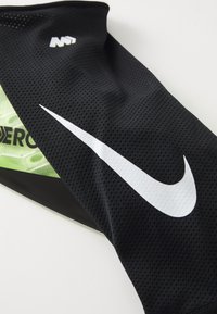 Sort mesh sportsærme med et stort hvidt Nike swoosh-logo, glat tekstur og et slankt, tætsiddende design.
