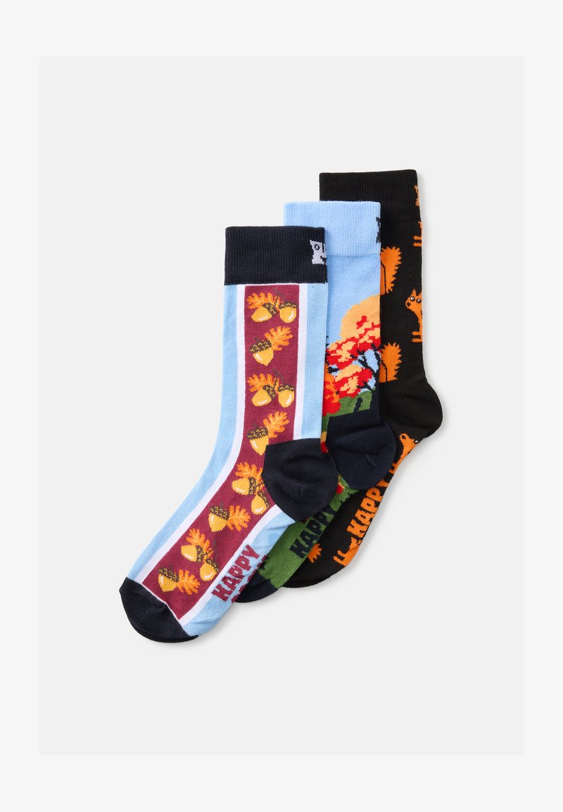Tre par sokker: lyseblå med egeakn mønster, grøn med blomsterdesign og sort med orange ekorndrømme. Hver har kontrastfarvede manchetter.