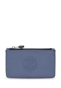 Blauer Stoff Geldbeutel mit Reißverschluss, der ein kreisförmiges Logo-Detail, rechteckige Form und strukturierte Oberfläche aufweist.