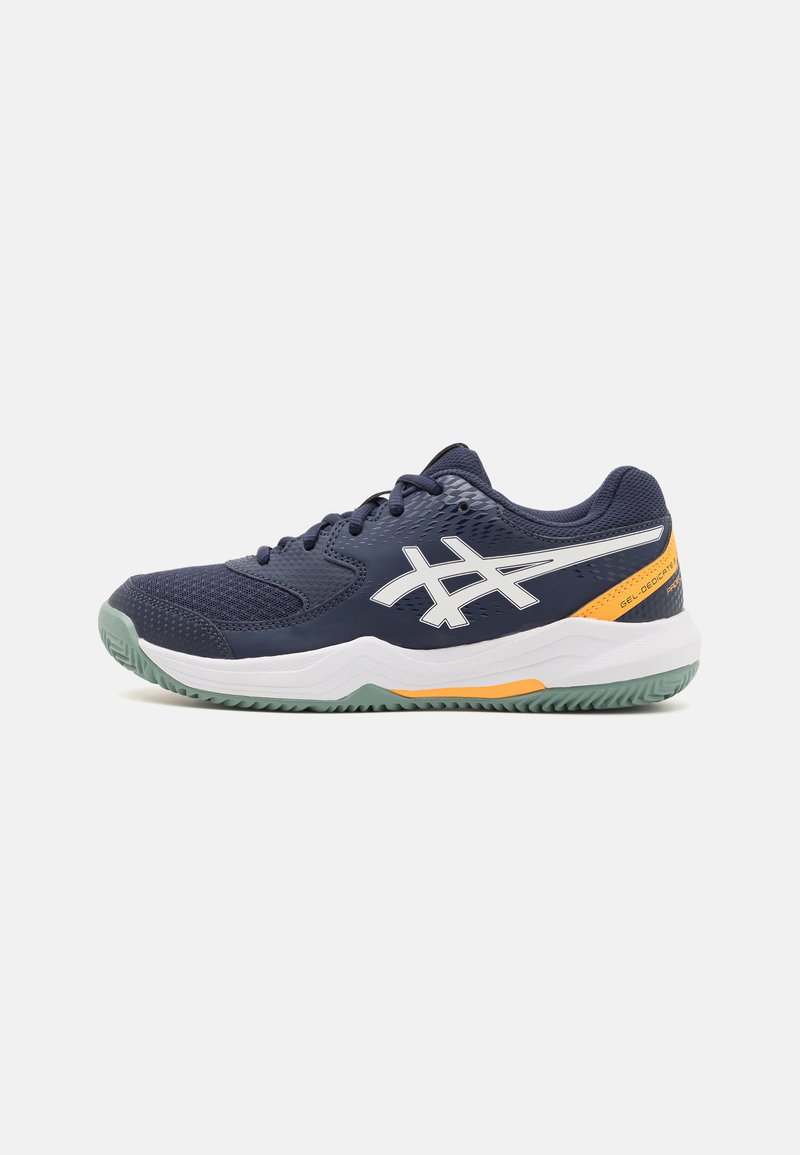 Zapatilla deportiva de la marina con parte superior de malla, logo blanco, acento naranja y suela texturizada. Cuenta con una entresuela acolchada para mayor soporte.