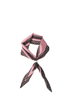 Silketørklæde i pink og mørkebrun med geometriske og prikkede mønstre, bundet i en løs knude med en sølv firkantet ring.