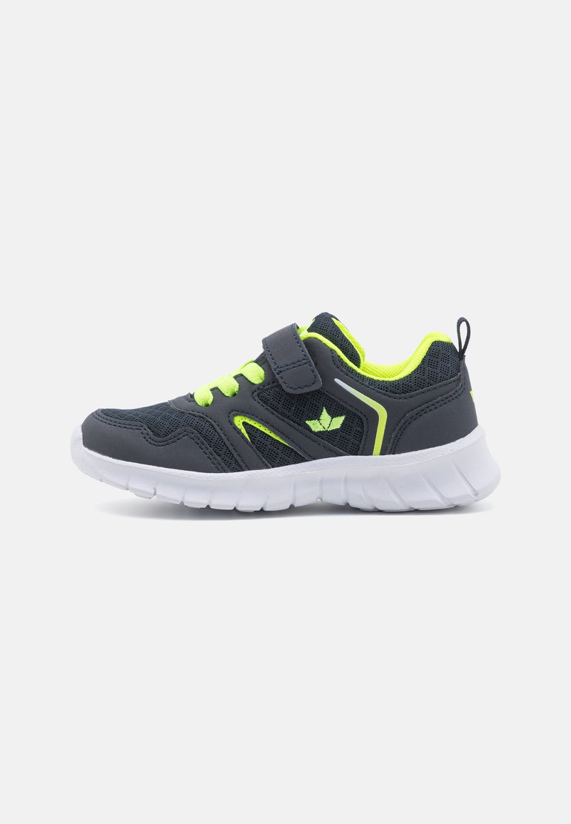 Baskets de sport en mesh gris foncé avec des accents vert néon. Dotées d'une sangle Velcro, d'une semelle en caoutchouc blanche et de surfaces texturées.