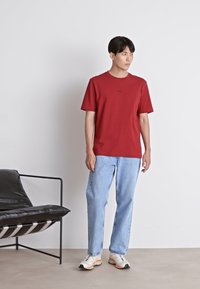 BOSS TCHUP - T-shirts - red four