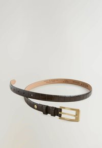 Brunt läderbälte med krokodilmönster, med spänne i guldfärgat metall och justerbara hål, märkt "NEXT MEDIUM." Mäter cirka 2,5 cm i bredd.