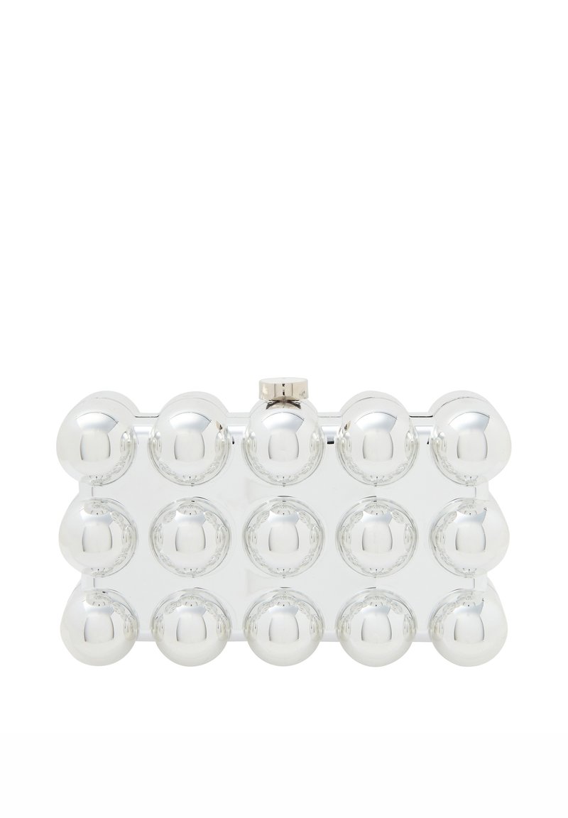 Tiszta akril clutch táska, amely 16 kerek, reflektáló gömbből álló rácsmintával rendelkezik. Ezüst színű zárómechanika a tetején, középen.