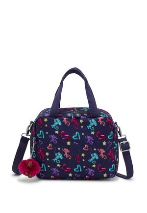 Sac rectangulaire bleu marine avec motifs colorés de cœurs et d’étoiles, doubles poignées, bandoulière réglable et un porte-clés singe rose poilu attaché.