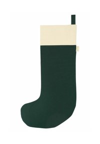 Bas de Noël en tissu vert avec une bordure de couleur crème. Dispose d'une boucle pour l'accrocher. Design simple, texture douce, sans motifs visibles.