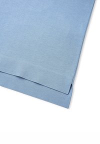 Svetle modrá bavlněná tkanina s hladkou strukturou, která má rovnoměrný barevný gradient a čistě složené okraje. Žádné další vzory ani detaily.