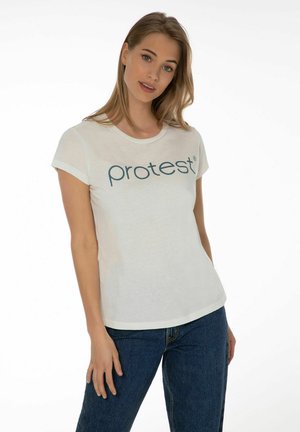 Witte T-shirt met korte mouwen en een ronde halslijn, met een donkerblauw "protest" logo. Gemaakt van zachte, lichte stof met een iets relaxte pasvorm.