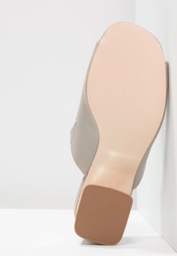 Miss Selfridge Slip-ins med hög sula - grey