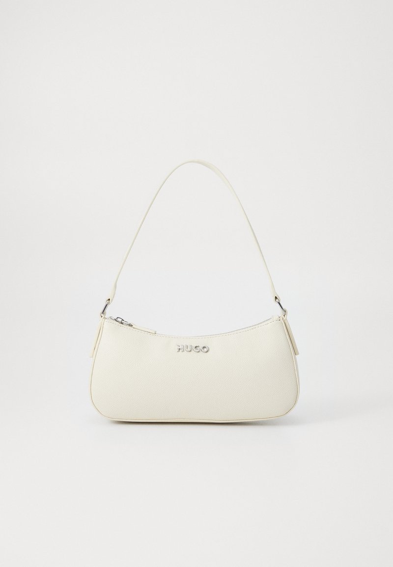 Sac à main synthétique texturé crème avec une forme arrondie, une seule bandoulière, une fermeture éclair argentée et un logo "HUGO" en relief à l'avant.