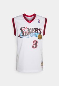 Valkoinen Philadelphia Sixers -koripallopaita punaisilla ja mustilla yksityiskohdilla, numero 3 ja NBA-logo rinnassa.