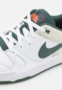 Nike Sportswear FULL FORCE - Zapatillas - white/vintage green/sea glass/cosmic clay/black