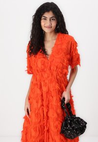 YAS YASPAZYLLA DRESS - Cocktailklänning - cherry tomato