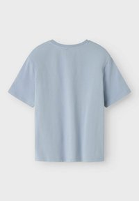 Jasnoniebieska koszulka z okrągłym dekoltem, eksponowana z tyłu, z krótkimi rękawami i prostym, czystym wzorem na neutralnym tle.