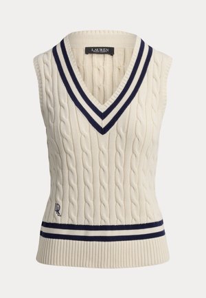 Suéter sin mangas de punto cable en color crema con escote en V profundo. Presenta ribetes a rayas en azul marino y blanco en el escote y el dobladillo, con detalle de logo.