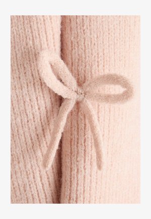 Helle rosa gestrickte Stoff mit vertikaler Rippstrickstruktur und einer weichen Textur. Verfügt über einen abgerundeten Bindeschluss aus demselben Material.