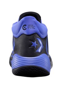 Chaussure de basketball noire et violette avec un talon moulé, une semelle en caoutchouc, une tige texturée et un logo étoile sur le talon.