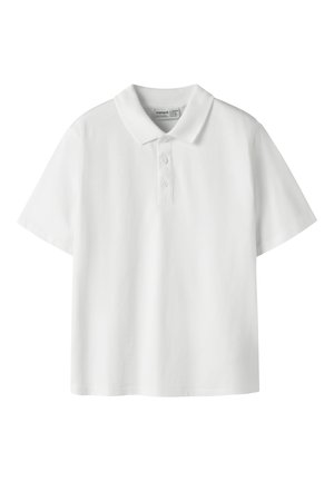 Polo blanc à manches courtes avec col et trois boutons sur un fond uni.