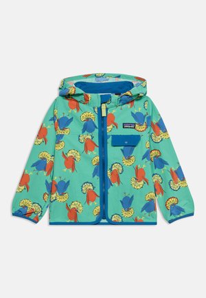 Kinderen regenjas met capuchon in blauwgroen, met blauwe en oranje vogelpatronen, een ritssluiting aan de voorkant en een borstzak met knopen.