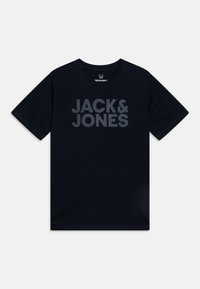 Marinblå bomullströja med texten "JACK & JONES" i stor grå font över bröstet. Standard rundad hals, kort ärm.