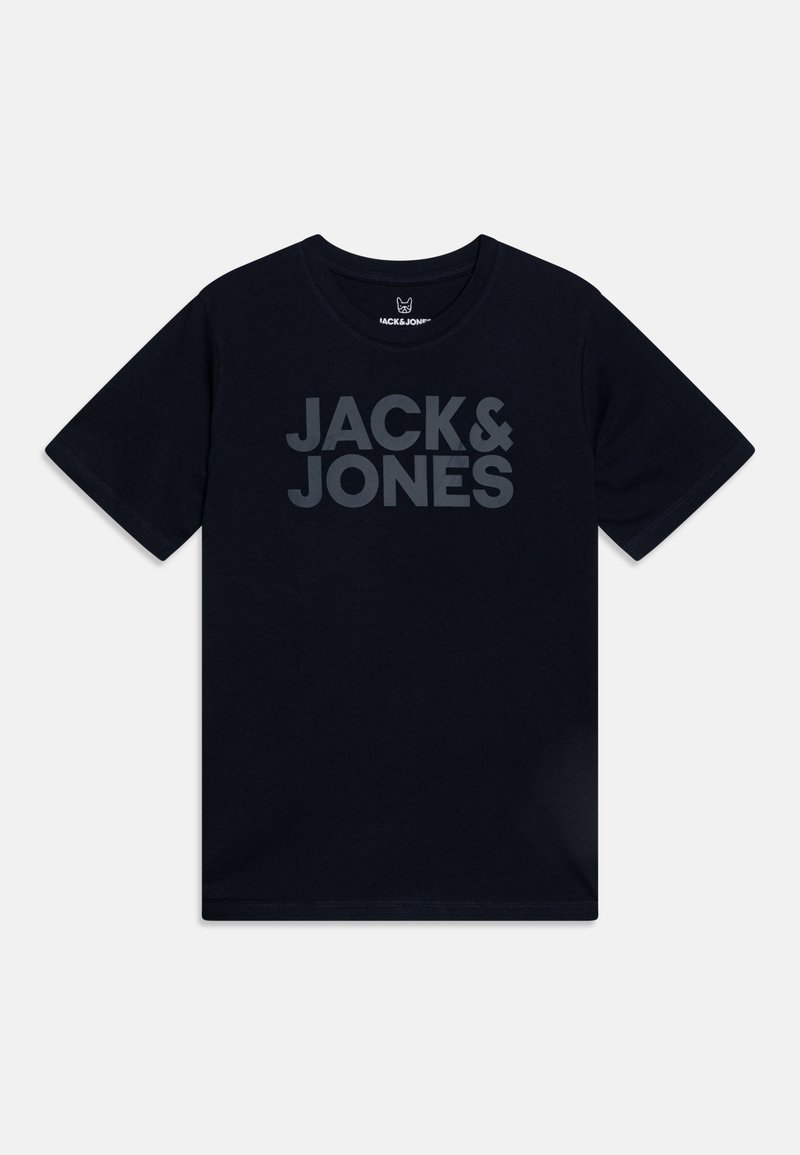 Marinblå bomullströja med texten "JACK & JONES" i stor grå font över bröstet. Standard rundad hals, kort ärm.