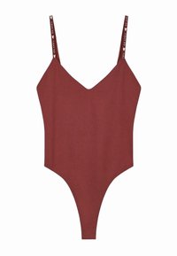 Rdeč bodi z V-izrezom, tankimi naramnicami s tekstom blagovne znamke in zasnovo z visokim izrezom. Gladka tekstura in prilegajoča se oblika.