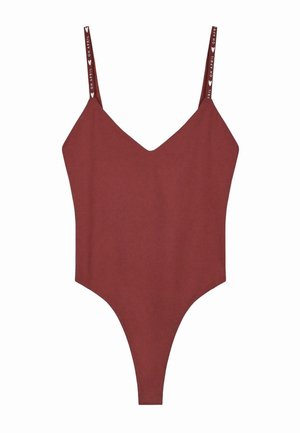 Roter Body mit V-Ausschnitt, dünnen Trägern mit Markenaufschrift und einem hochgeschnittenen Bein-Design. Glatte Textur und figurbetonte Passform.